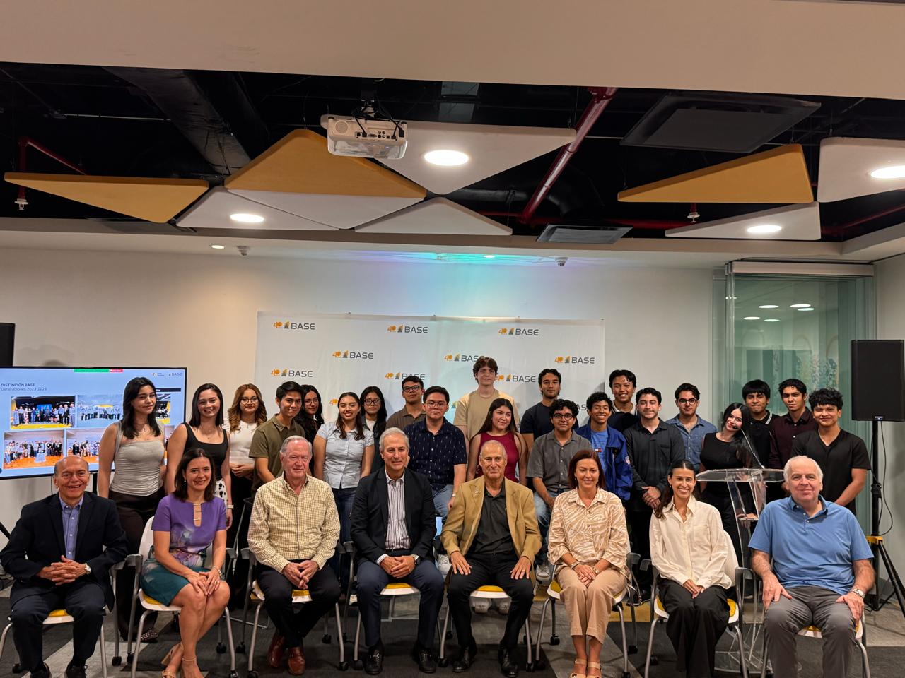 Grupo Financiero BASE y la Universidad de Monterrey impulsan la educación entregando becas de excelencia