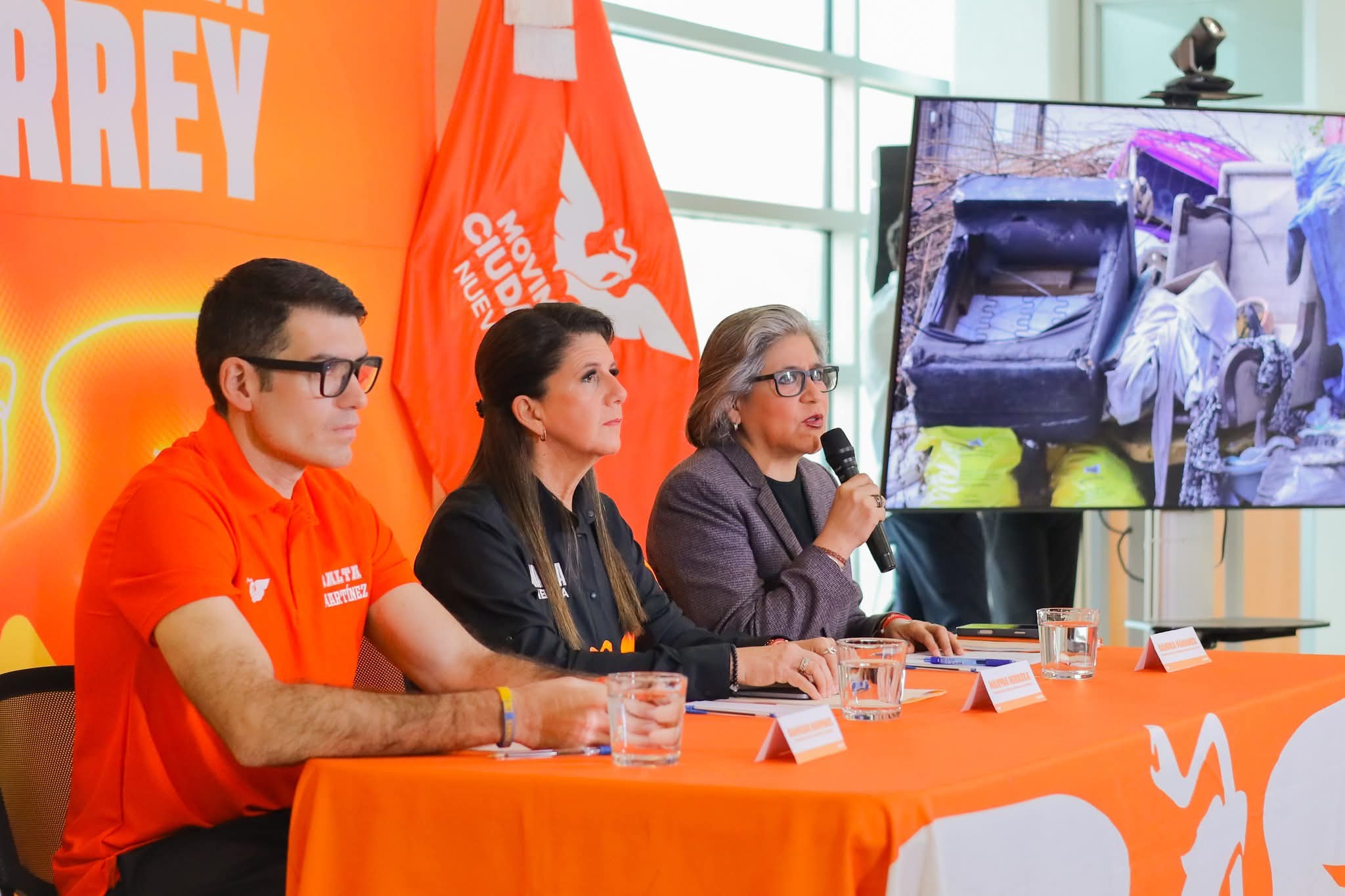 La emecista estuvo acompañada por la diputada local Sandra Pámanes y por el coordinador estatal de MC, Baltazar Martínez.